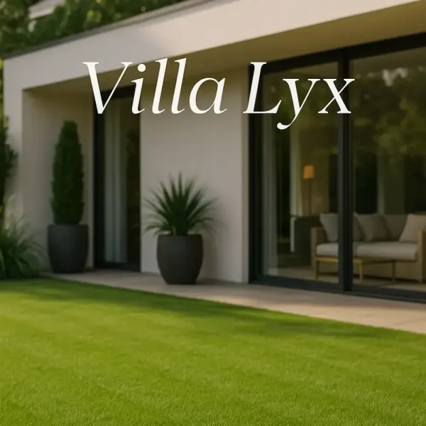 Bild som visar en gräsmatta och del av ett hus bakom. Frö Villa Lyx.